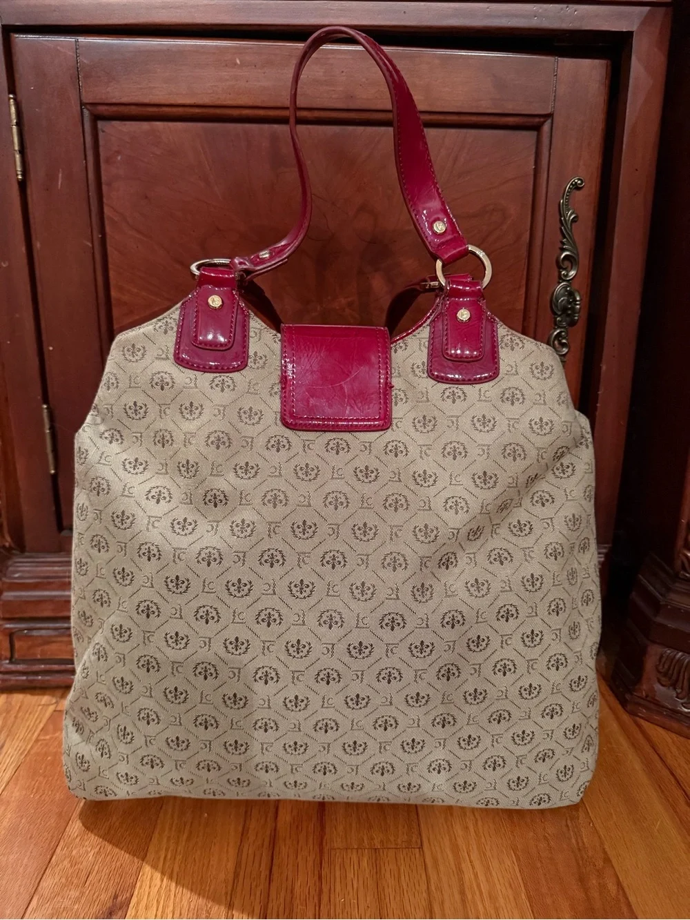 Liz Claiborne Beige Canvas Shoulder Bag with Burgundy Patent Trim